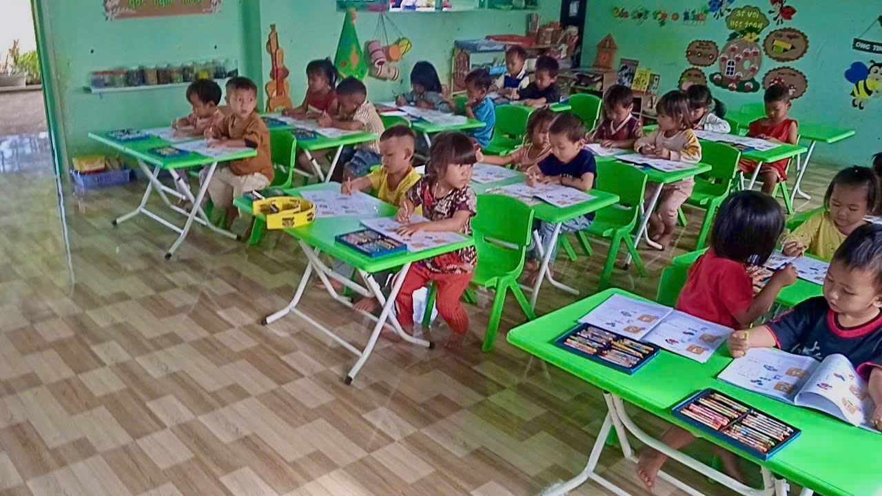 Hoạt động giáo dục tại lớp mẫu giáo ghép 4,5 tuổi khối 1