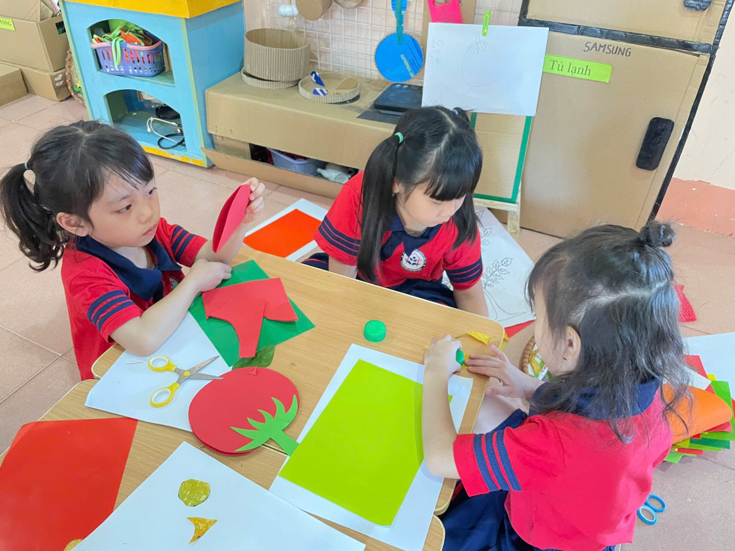 Hoạt động tạo hình EDP “Bé sáng tạo làm quả cà chua”