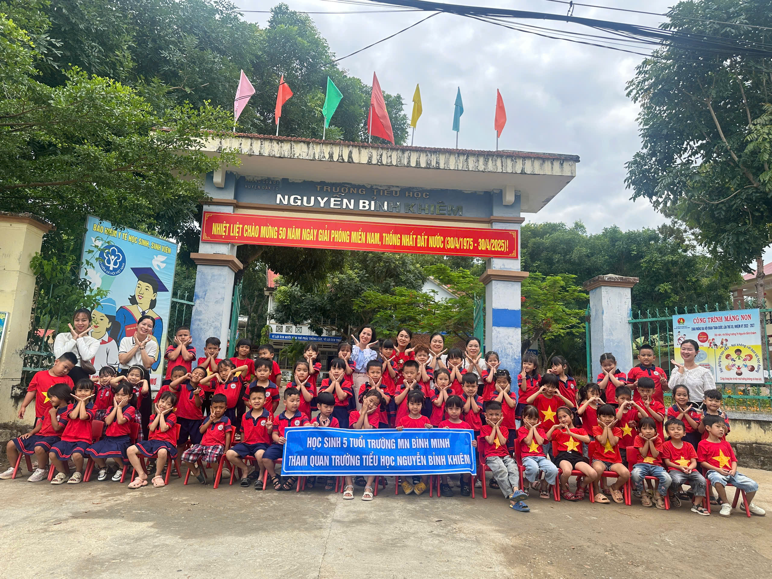 Hoạt động tham quan “Trường tiểu học”, làm quen với hoạt động, môi trường học tập và tiếp xúc với một số đồ dùng, thiết bị học tập, sách vở… của học sinh tiểu học nói chung và học sinh lớp 1 nói riêng. Từ đó tạo tâm thế vui mừng phấn khởi cho trẻ trước khi vào lớp 1.