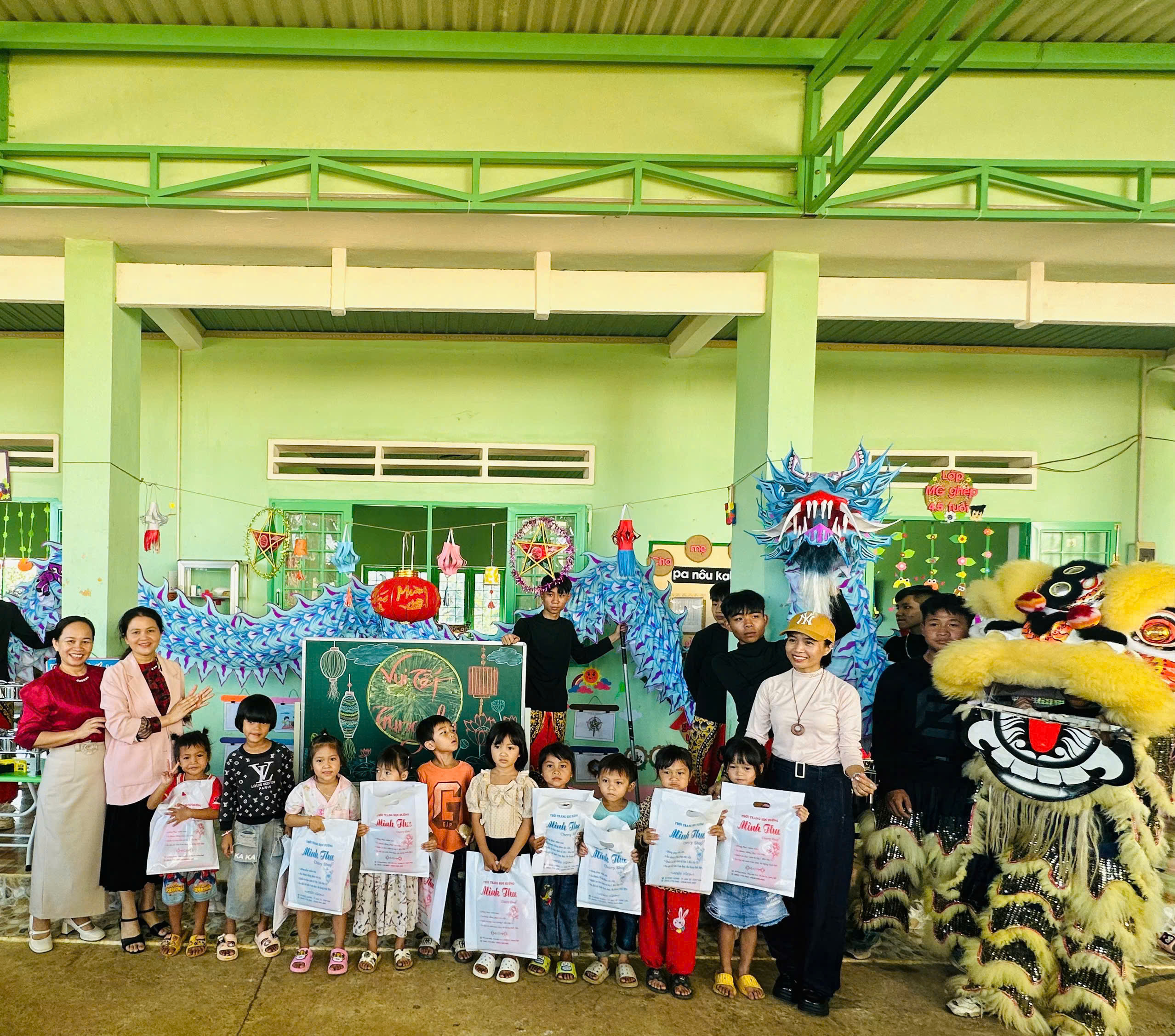 NIỀM VUI ĐÓN TẾT TRUNG THU CÙNG CÁC BẠN NHỎ THÔN KON CHEO-XÃ ĐĂK TÔ