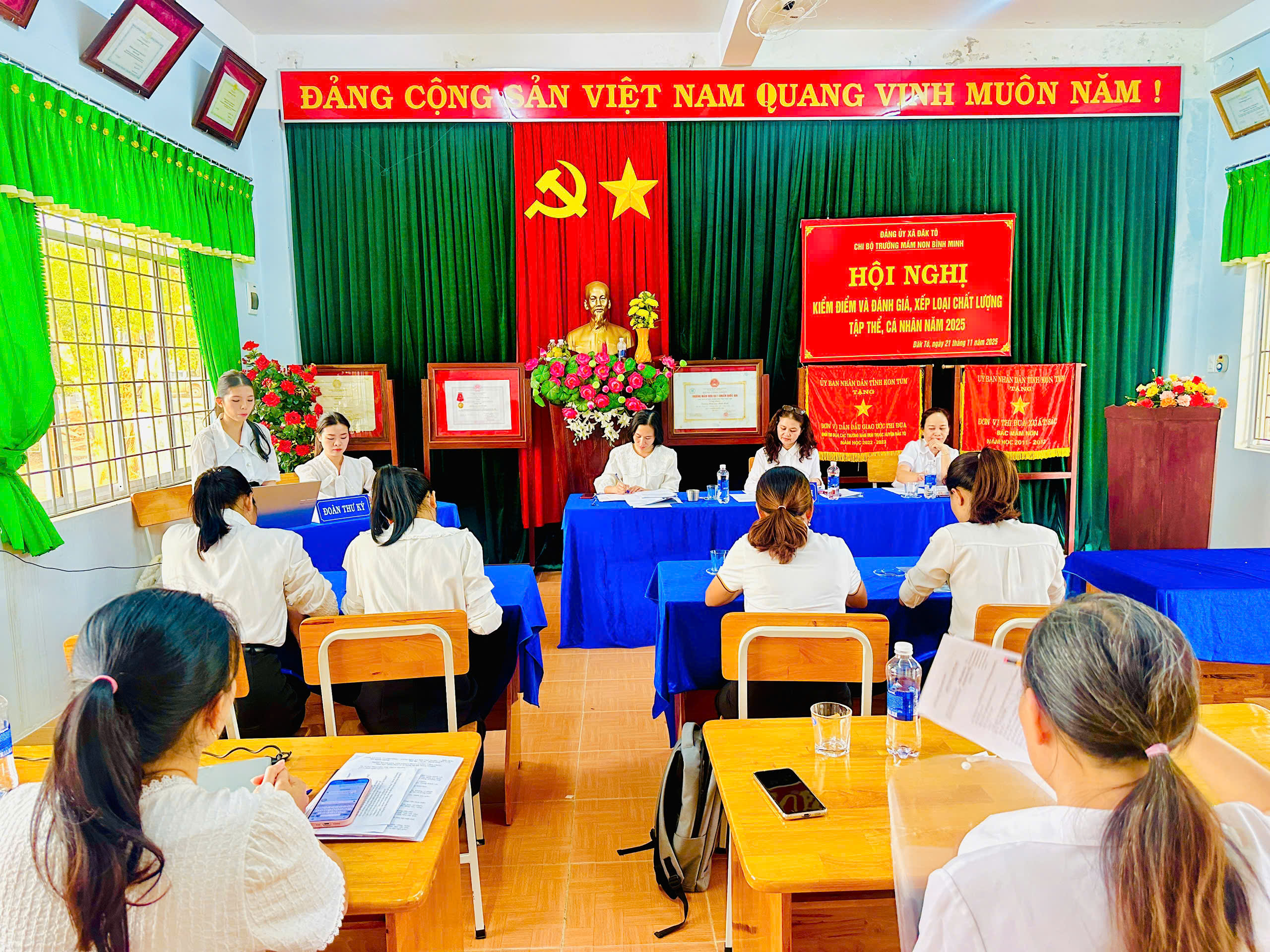 TRƯỜNG MẦM NON BÌNH MINH TỔ CHỨC HỘI NGHỊ KIỂM ĐIỂM VÀ ĐÁNH GIÁ, XẾP LOẠI CHẤT LƯỢNG TẬP THỂ, CÁ NHÂN NĂM 2025